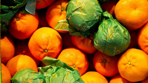 Nahaufnahme von Orangen vom Stadtmarkt in warmen Farben mit papierverpackten Orangen — Stockfoto