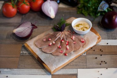 Dil ahşap bir tahtanın üzerinde kaynatılır. Et atıştırmalığı