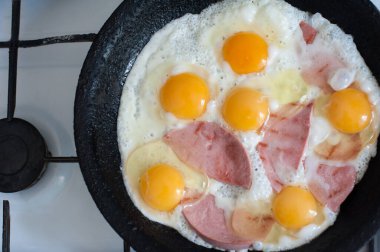 Tavada sosisli sahanda yumurta. Kahvaltı.