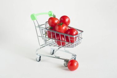 Hafif arka planda kiraz domatesli yemek arabası.