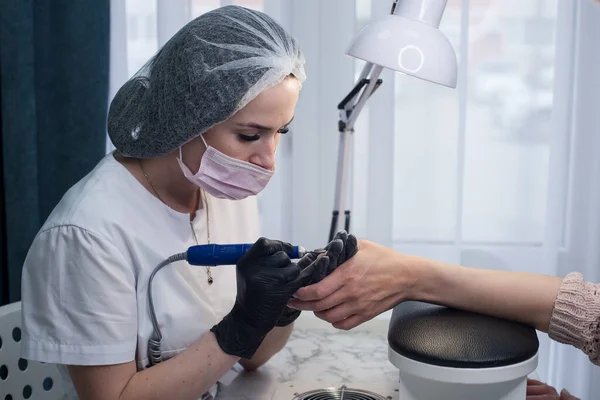 Maestro Manicura Máscara Los Guantes Salón Cuidado Distancia Social Seguridad —  Fotos de Stock