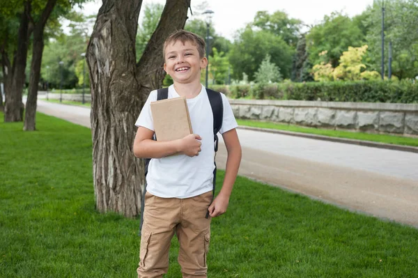 Ein Junge Weißen Shirt Einen Rucksack Mit Büchern Der Hand — Stockfoto