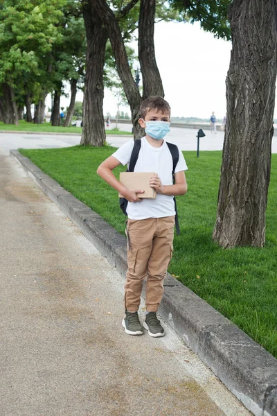 Chico Aspecto Europeo Con Una Camiseta Blanca Una Máscara Médica —  Fotos de Stock