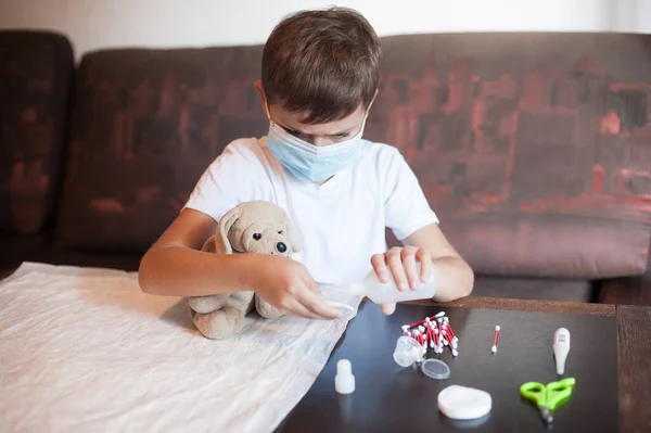 Niño Apariencia Europea Una Máscara Juega Médico Juego Casa —  Fotos de Stock