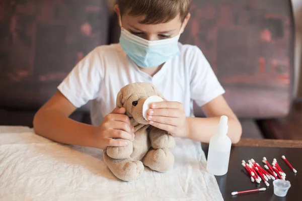 Niño Apariencia Europea Una Máscara Juega Médico Juego Casa —  Fotos de Stock