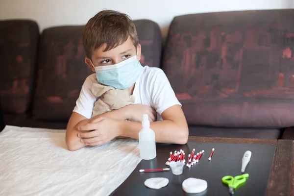 Ragazzo Aspetto Europeo Una Maschera Gioca Medico Gioco Casa — Foto Stock