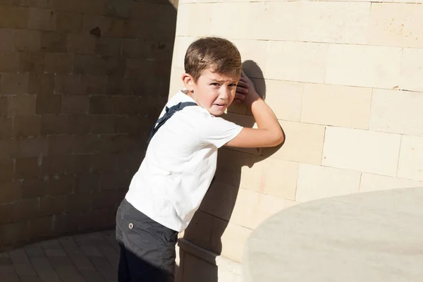 Garçon Apparence Européenne Dans Shirt Blanc Compte Contre Mur Avec — Photo