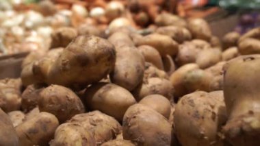 Patates, yeni mahsul. Tezgaha saçılmış.