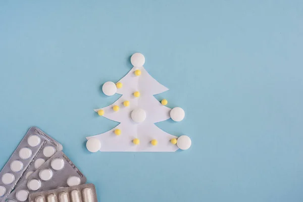 Árbol Navidad Papel Decorado Con Medicinas Sobre Fondo Azul Una Imágenes de stock libres de derechos