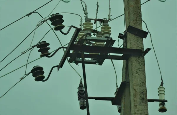 電柱のワイヤー 通りの配線 電気用ケーブル — ストック写真