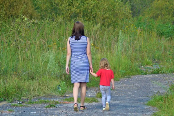 Mamá Hija Van Por Camino Viejo Felicidad Familiar Infancia — Foto de Stock