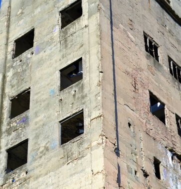 boş pencereli gri eski duvar