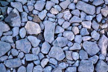 farklı boyutlarda taşlar ve mavi renk yakın çekim, doku