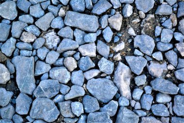 farklı boyutlarda taşlar ve mavi renk yakın çekim, doku