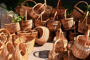 Bir sürü sarı hasır sepet birikmiş. Sarı doku, arka plan.