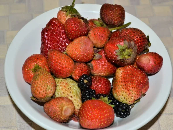 Aardbeien Bramen Een Witte Plaat Wilde Bes Aardbeien Bramen Een — Stockfoto