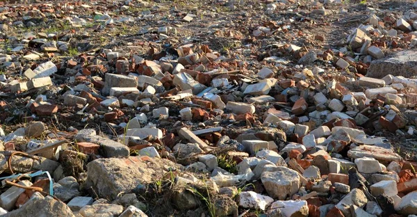 eski tuğla ve taşlar, inşaat sonrası enkaz