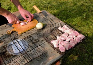 ızgara, barbekü üzerine çiğ et parçaları döşeme
