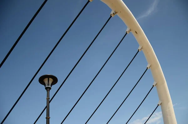 Lámpara Calle Una Hermosa Estructura Puente Curvado — Foto de Stock