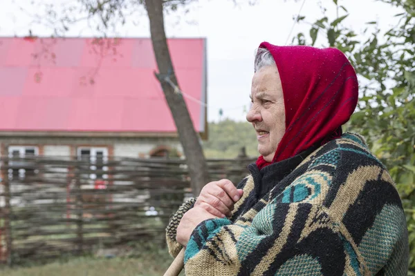 Köydeki yaşlı kadın