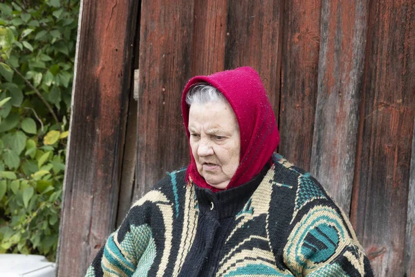 Köydeki yaşlı kadın