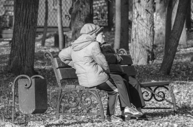 Parkta bir bankta yaşlı insanlar