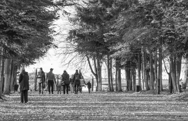 Sonbahar parkındaki insanlar