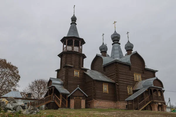 Ahşap kubbe üzerinde eski bir kilise. Kaluga bölgesi