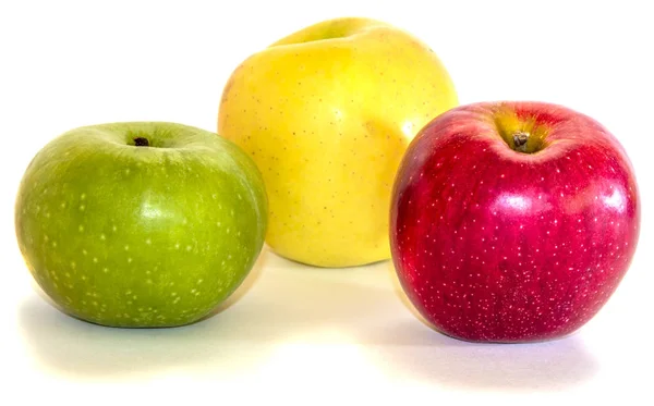 Taze elma, üç renk beyaz arka plan üzerinde izole. Rusya