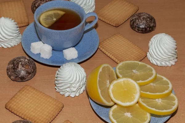 Limon, hatmi, zencefilli kurabiye ve çay ahşap zemin ile tanımlama