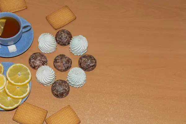 Limon, hatmi, zencefilli kurabiye ve çay ahşap zemin ile tanımlama