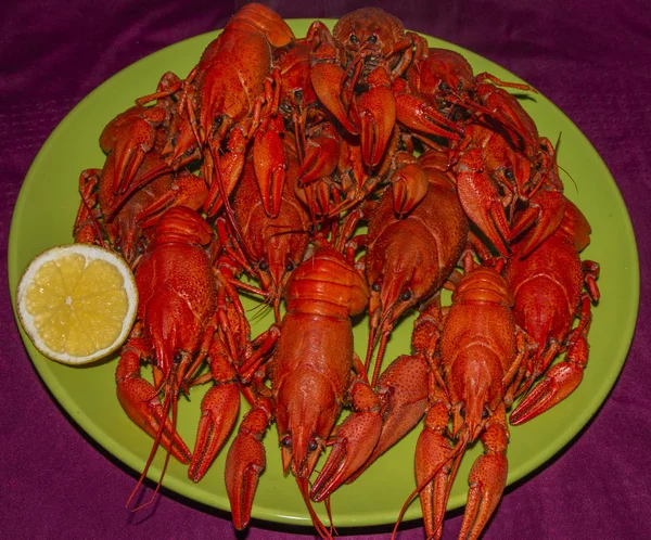 Kerevit limon dilimi ile plaka üzerinde