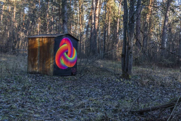 Graffiti an einem Schuppen im Wald. Kaluga-Region. Russland — Stockfoto