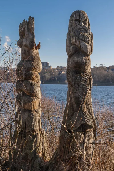 Ahşap putlara Slav tanrıların. Arka planda su. Rusya