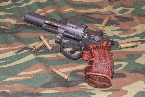 Kamuflaj arka plan üzerinde tabanca. Pnömatik silah 4,5 mm