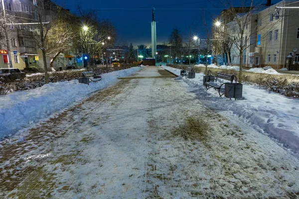 Zafer Meydanı. Kış gece sokakta. Kaluga. Kaluga bölgesi.