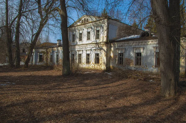 Terk edilmiş manor Yaroshenko. Pavlishchev Bor Kaluga bölgesi.
