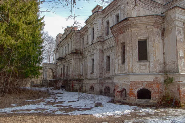 Terk edilmiş manor Yaroshenko. Pavlishchev Bor Kaluga bölgesi.