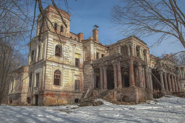 Elhagyott kastélyban Yaroshenko. Pavlishchev bor Kaluga region. — Stock Fotó