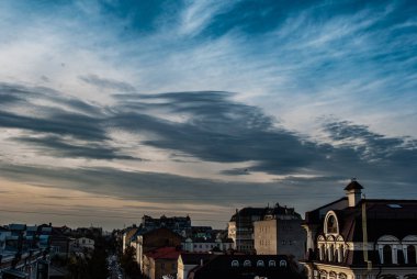 mistik mavi-gri bulutlar şehri kapladı