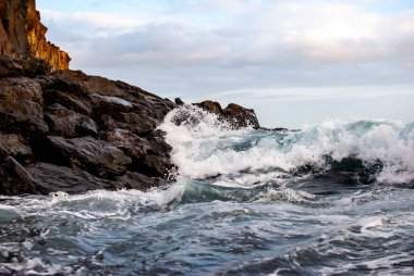 atlantik okyanusunun dalgaları bir taş kıyıyı kapsıyor