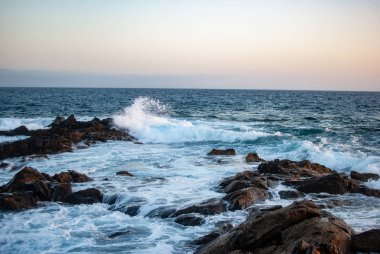 taşlar kanarya adalarında dalgalar çöküyor