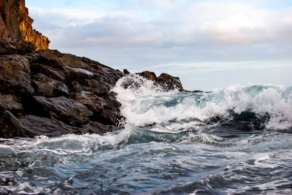 Wellen Des Atlantiks Bedecken Eine Steinküste — Stockfoto