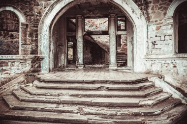 eski bina ormanda kavga