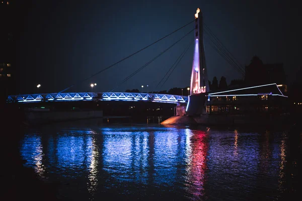 川の都市の夜 — ストック写真
