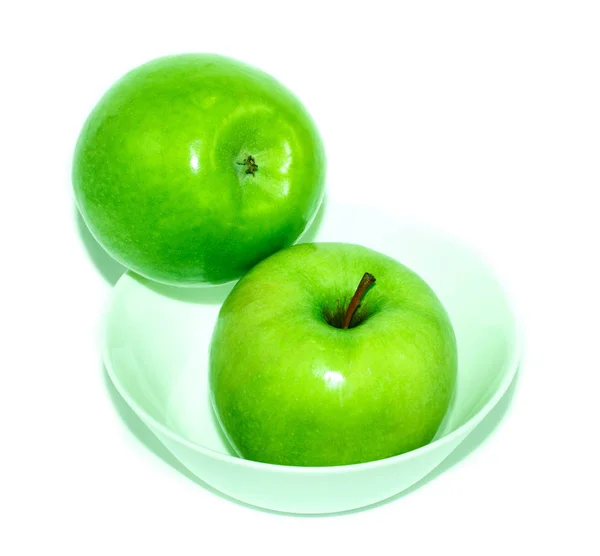 Зеленые яблоки плита белый фон — стоковое фото