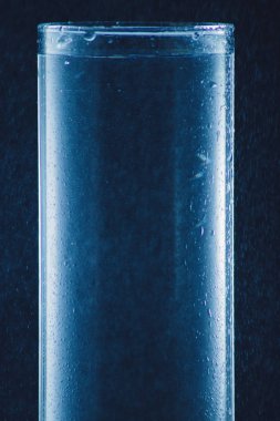 siyah bir arka plan üzerinde bir bardak su