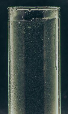 siyah bir arka plan üzerinde bir bardak su