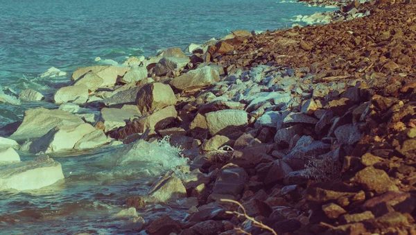 taş ve mavi su ile göl kenarı