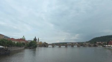 Prag'da Karlov Köprüsü